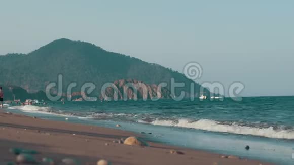 海滩景观背景有山有山的海景视频的预览图
