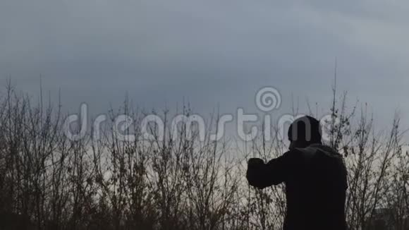 冬季公园户外拳击运动的运动员运动剪影视频的预览图