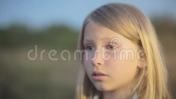 一个满脸悲伤的小女孩向前看视频的预览图