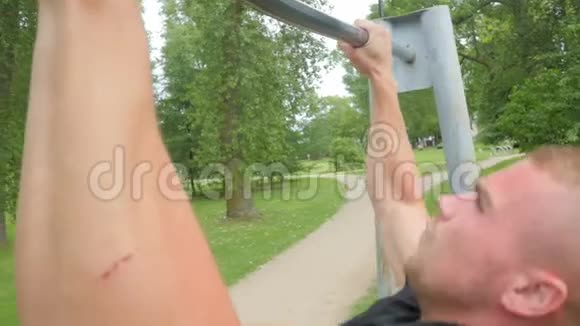 在公园进行交叉健身锻炼的年轻人慢动作视频的预览图