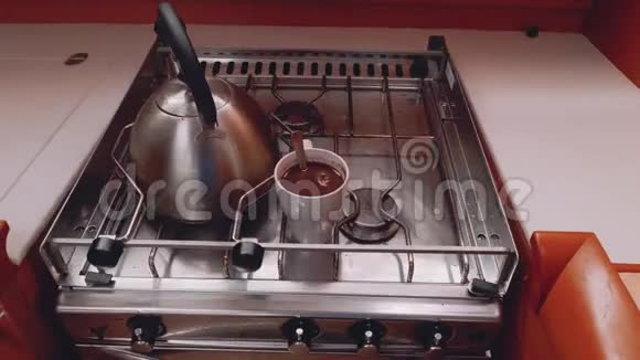 游艇厨房的水壶和一杯茶视频的预览图