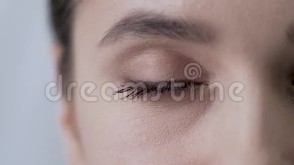 眼睛特写女人在眼睛下触摸皮肤视频的预览图