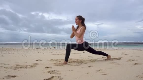 在海边做瑜伽战士姿势的女人视频的预览图
