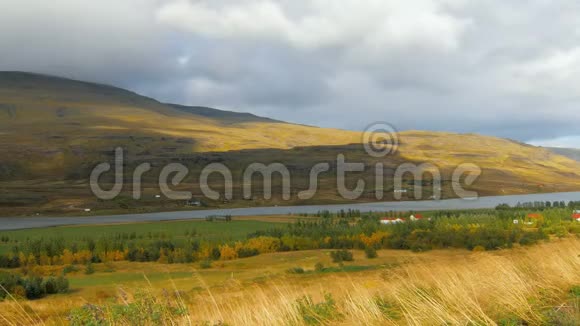 冰岛秋天阳光充足的田野云层的阴影正在山坡上移动视频的预览图