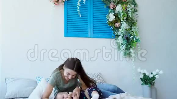 快乐的母亲正在和她的女儿室内玩耍视频的预览图