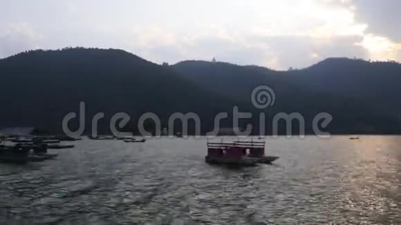 博克拉的普瓦湖畔的木船视频的预览图