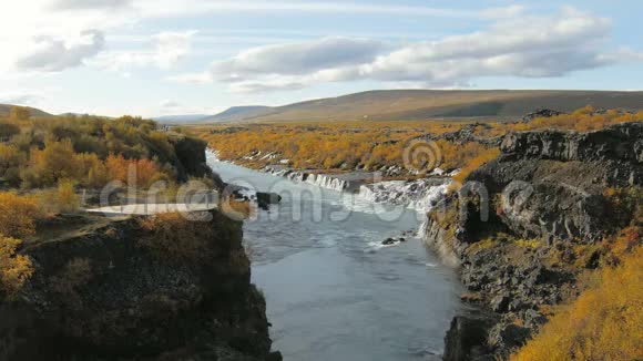 赫维塔河峡谷和风景如画的瀑布流经熔岩田赫劳恩福萨视频的预览图