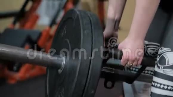 运动女孩在健身房锻炼视频的预览图