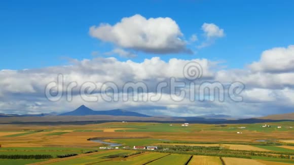 在晴朗的日子里云在冰岛的田野和草地上随着河流和山脉移动视频的预览图