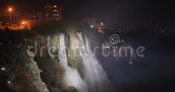 土耳其安塔利亚的杜登瀑布周围有神奇的灯光旅行目的地视频的预览图