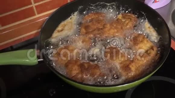 施尼泽尔用橄榄油煎锅炸视频的预览图