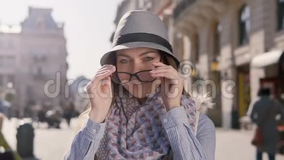 戴眼镜的女孩肖像视频的预览图