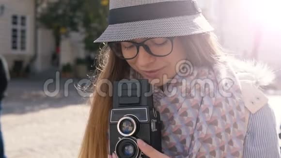 女孩射击准备相机视频的预览图