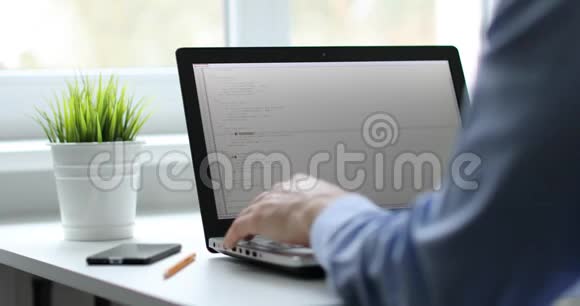 程序员在办公室写手提电脑编程代码视频的预览图