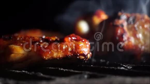 鸡翅在晚上烧烤时用蜂蜜烤视频的预览图