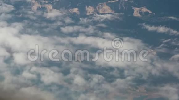 空中观景在美丽的云彩中飞过高山视频的预览图