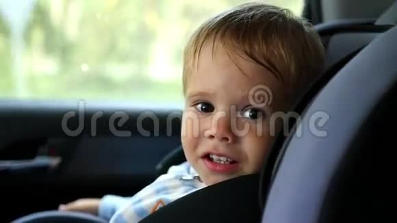 孩子坐在车里笑视频的预览图