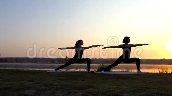 两位年轻女性在斯隆莫的灿烂夕阳下做勇士2练习视频的预览图