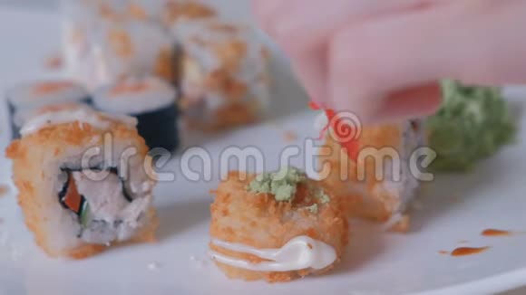 女人把生姜放在白色的盘子上用筷子拿着特写手景视频的预览图