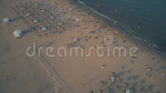 西班牙巴伦西亚日落时的沙滩鸟瞰图视频的预览图
