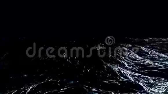 夜间海浪动画海洋或海洋上的世界景观海面在一个漆黑的夜晚中波涛汹涌无缝环路视频的预览图