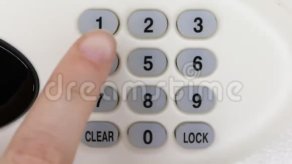 在小型数码保险箱上关闭手按号码密码视频的预览图