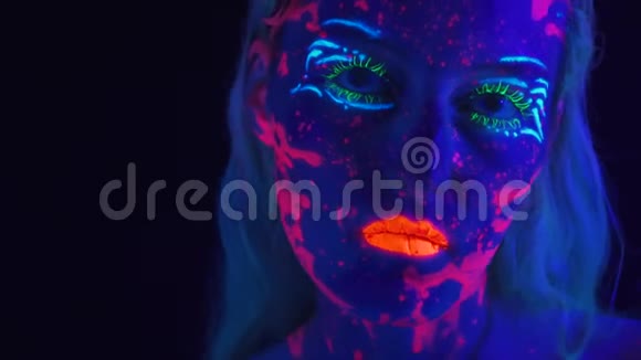 年轻女子在紫外线下穿着鲜艳的紧身衣视频的预览图