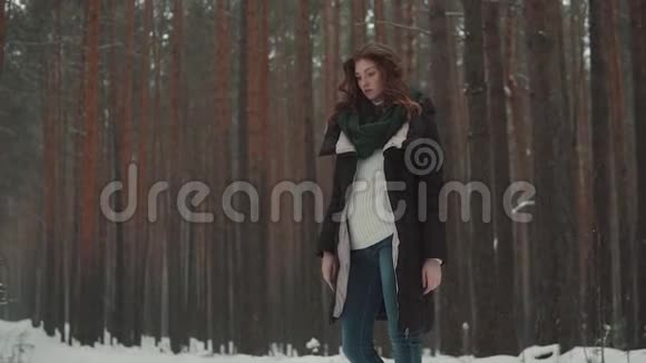 在一场大雪中森林里悲伤而陌生的女孩视频的预览图