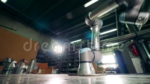 自动工厂手臂工作在金属桌子上视频的预览图