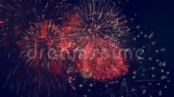 夜空中有很多五颜六色的爆发五彩烟花爆棚在爱国度假期间视频的预览图