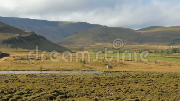 在晴朗的秋日靠近山麓的冰岛草地低云在慢慢移动视频的预览图