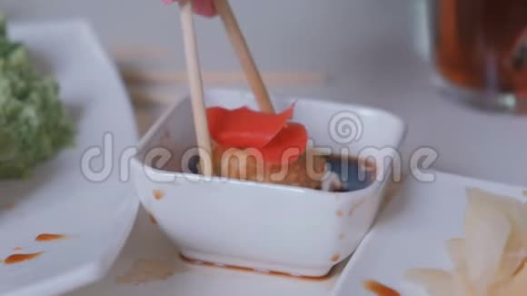 擀面杖用筷子蘸酱油吃肉卷视频的预览图