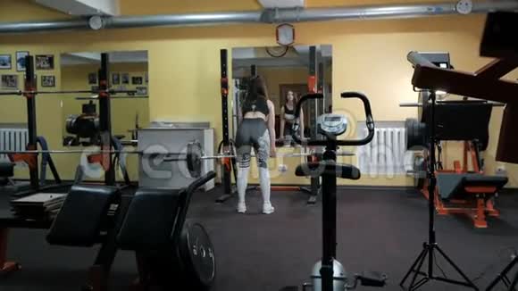 运动女孩在健身房锻炼视频的预览图