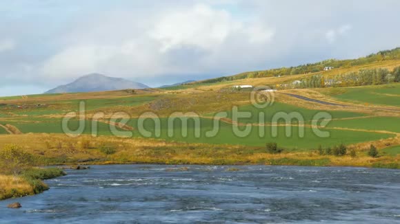 在晴朗的秋日山河美丽的冰岛乡村景观视频的预览图