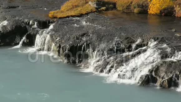 清澈的水从岩石中流入湍急的山河淡蓝色视频的预览图