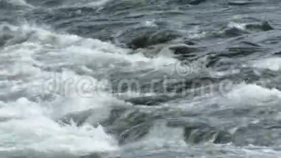 山河湍急晴天水流近视频的预览图