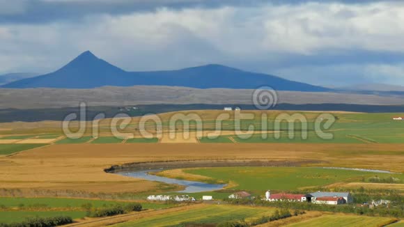 冰岛的农村郊区景观在晴朗的秋日平静的河流山脉农田视频的预览图