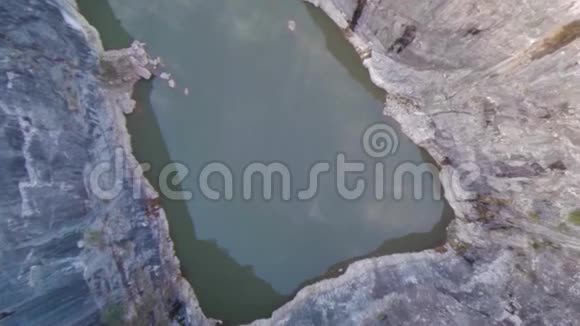 在山坡上的采石场视频的预览图