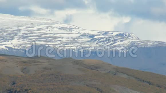 冰岛冰川巨大的舌头特写镜头覆盖着古老的冰和灰烬视频的预览图
