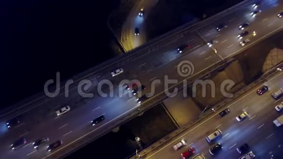 傍晚高峰时高速公路交通堵塞的高空俯视图视频的预览图