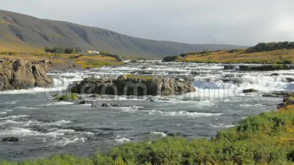 在冰岛平静的山景中一条条小河从山上流过视频的预览图