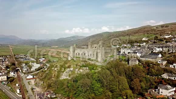 从空中俯瞰哈莱奇的天际线与它12世纪城堡威尔士联合王国视频的预览图