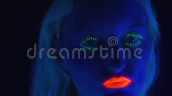 年轻女子在紫外线照射下化妆鲜艳视频的预览图