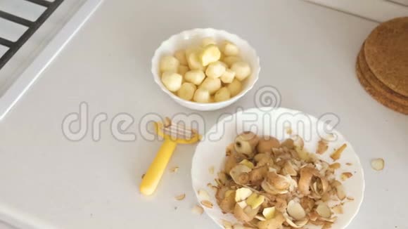 盘子里的小土豆厨房桌子上的果皮和剥皮机上景视频的预览图
