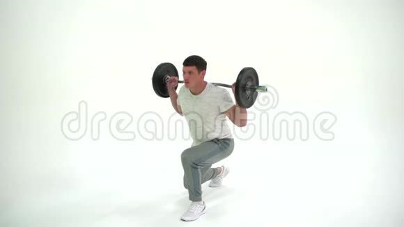 健身运动员男子在4K白色背景的工作室里蹲着锻炼视频的预览图