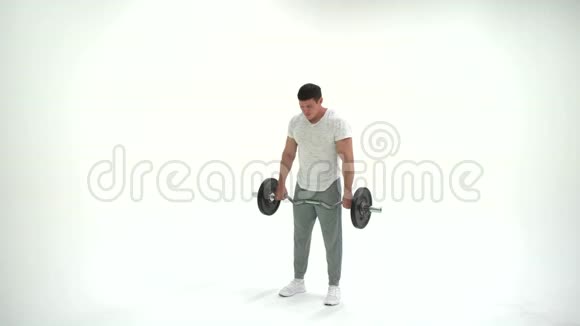 健身运动员男子做运动与杠铃在工作室在一个白色背景4K视频的预览图