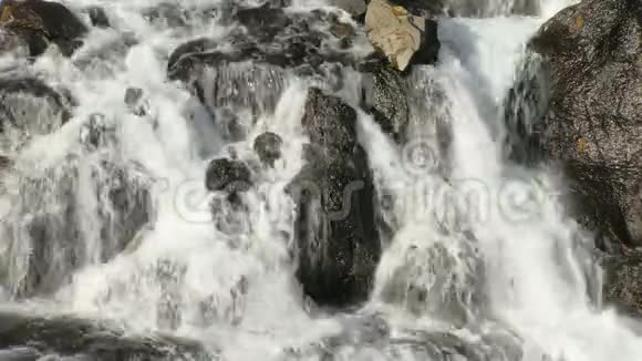 湍急的山河流经坚硬的岩石形成小瀑布视频的预览图