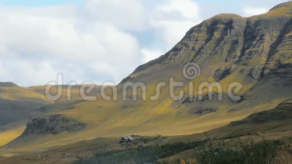 冰岛农村的一个小农场就在这座大山的山脚下视频的预览图