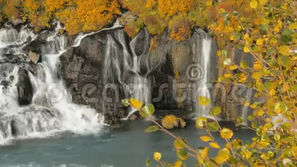 冰岛西部著名的风景如画的瀑布秋天晴朗的秋天视频的预览图