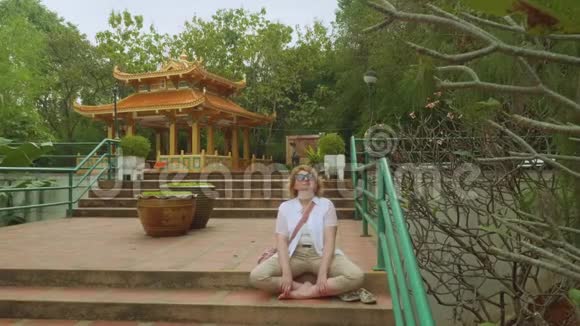 泰国白女在佛寺祭坛前祈祷视频的预览图